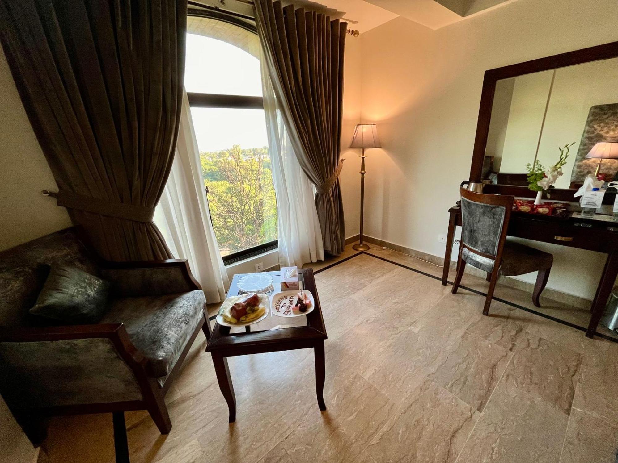 Envoy Continental Hotel Islamabad Zewnętrze zdjęcie